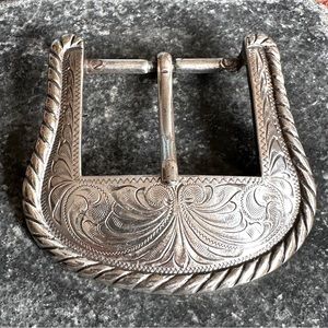 Belt buckle Southwest style silver toned metal. Vintage, excellent condition.
